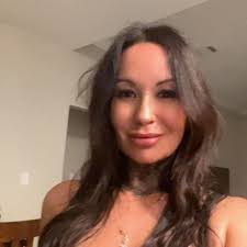 Ellen Jaramillo's Instagram, Twitter & Facebook