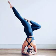 The Instagram Trend That Tones Your Arms And Boosts Your Likes Headstand Poses Yoga Photography Headstand Yoga
