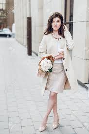 Editorial, lifestyle and fashion photographer/director and nikon ambassador . Madchen Mit Blumen Pfingstrosen Street Style Mode Lifestyle Stilvolle Schone Dame Frau Lassig Phantasie Lizenzfreie Fotos Bilder Und Stock Fotografie Image 71256434