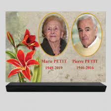 Spécialiste français de la personnalisation artistiques gravée sur granit ou sur plaques personnalisées avec (en partant de la gauche) : Plaque Funeraire Personnalisee 2 Photos Amaryllis