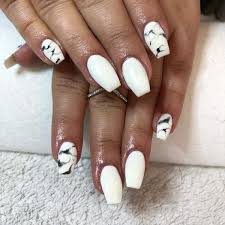 Para hacer la manicura con uñas de gel de una forma más profesional vas a necesitar moldes de uñas, gel de base, gel rosado para esculpir tus uñas y una lámpara ultravioleta. Unas Blancas 2020 Blogmujeres Com