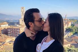 «l'adozione di nostro figlio gabriele è stato il momento più importante della nostra vita insieme», le parole di lui. Gabriele Costanzo Figlio Di Maurizio E Maria De Filippi Ha Trovato L Amore Lei E Giorgia Milanini