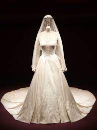 Check spelling or type a new query. Im Buckingham Palast Kann Man Nun Das Brautkleid Von Kate Aus Der Nahe Bewundern Foto Reuters