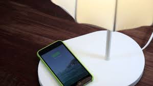 Dabei ist der gedanke nicht so weit weg das man sein handy oder tablet auf einen wohnzimmertisch stellt und die sachen aufgeladen werden. Ikea Lampe Im Test Drahtloses Laden Per Mobel Der Spiegel