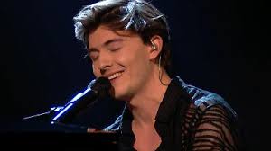 Chefsache ESC 2025: ER ist Olli Dittrichs Sohn: Jonathan bringt Raab mit  „Golden Hour" kurz zum Träumen