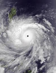 A agência meteorológica do japão alertou a população sobre possíveis inundações e deslizamentos de terra devido à passagem do tufão, mas tranquilizou os habitantes, afirmando que não se espera que o terremoto desta madrugada seja o prelúdio do grande terremoto que pode atingir um dia a região de tokai, segundo crença popular. Tufao Ciclone Tropical Meteorologia Infoescola