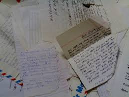 Dalam menulis surat cinta, gunakan kata sapaan yang romantis dan disukai pasangan, misalnya: Tulisan Surat Cinta