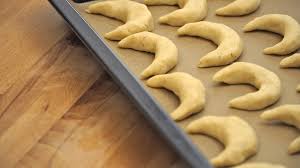 Für dieses klassische vanillekipferl rezept werden walnüsse verwendet. Vanillekipferl Klassisches Rezept Und Kein Zerbroseln Mehr Bayern 1 Radio Br De