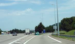 Un homme qui courait sur le pont a poussé une femme de 33 ans sur la route juste devant un bus. Sur La Route Des Vacances Un Lillois Laisse Sa Femme Sur Une Aire De Repos Dans Le Vaucluse Apres Une Dispute Epoch Times
