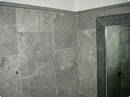 Un muro in pietra fa il suo effetto in ogni parte della casa, e fuori, ad esempio abbinando la pietra naturale con le piastrelle da esterno. Piastrella Da Bagno Pietra Smeralda Graniti Conrad Da Parete In Pietra Naturale A Tinta Unita