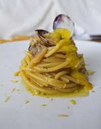 Decorare con la cipolla rossa e nappare al momento del servizio con la crema di cipolla. Spaghettone Con Crema Di Patate Vongole E Limone Licia Sangermano