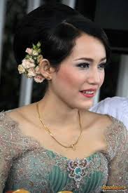 Istri Pasha Ungu Adelia Wilhelmina Ini Menampilkan Bentuk Sanggul Minimalis Yang Dihias Dengan Sedikit Bunga Di Bagian Tengkuk Gaya Rambut Sanggul Rias Rambut