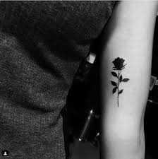 Small Black Rose Tattoo On Arm Arm Black Blacktattoosmall Rose Small Tattoo Rosen Tattoo Rosen Tattoo Schwarz Schwarze Rose Tattoos