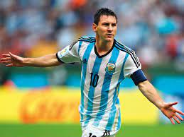 莱奥·梅西 （leo messi），正式名 利昂内尔·梅西 （lionel messi），全名 利昂内尔·安德烈斯·梅西·库西蒂尼 （lionel andrés messi cuccitini），1987年6月24日出生于阿根廷 圣菲省 罗萨里奥 ，阿根廷足球运动员，司职前锋，效力于西甲 巴塞罗那足球俱乐部 ，亦担任球队队长。 ä¸åªçˆ­çƒçŽ‹æ¢…è¥¿é‚„æƒ³è´é˜¿æ ¹å»·çš„å¿ƒ ä»Šå'¨åˆŠ