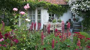 Auch wenn sie nur einen kleinen garten haben, heißt das nicht, dass. Gartengestaltung Nach Farben Blau Macht Den Garten Grosser