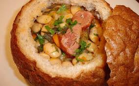 Siamo sinceri, la prima cosa che viene in mente quando si pensa alla romania non sono i dolci. 10 Piatti Tipici Rumeni Da Non Perdere Cosa E Dove Mangiare In Romania