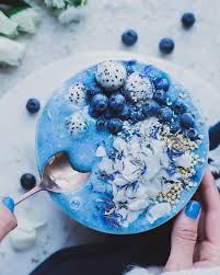 Fall In Blue Love Smoothie Bowl Aus Blauem Spirulina Kokosflocken Gehackten Haselnussen Mandelmilch Smoothie Bowl Recipe Smoothie Bowl Smoothie Recipes