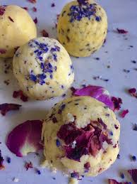 Wrijf de aardbeien door een zeef en houd er een paar apart en snijd die in plakjes. Bathbombs Maken Uit Je Voorraadkastje