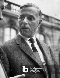 Image of Raymond Triboulet (Ministre de la Coopération) Quitter le Palais de