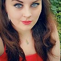 The Girl In Between (The Girl in Between, #1) by Laekan Zea Kemp