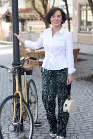 Weite Blumenhose Mit Weisser Bluse Fur Buro Und Freizeit Blumenhosen Outfit Weisse Bluse Und Frauenmode