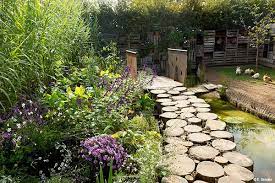 epingle par azou sur festival de chaumont sur loire jardins pot de fleurs cageot