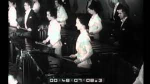 Particolari dello strumento simile allo xilofono ; Un Orchestra Di Marimba Strumento A Percussione Simile Allo Xilofono Google Arts Culture