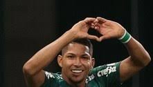 Check spelling or type a new query. Arrascaeta Visita Rocinha Bate Bola Com Moradores E Gera Aglomeracao Prisma R7 R7 So Esportes