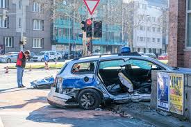 Polizeiauto ausmalbild / dieses polizei ausmalbild zeigt das beliebte fahrzeug in voller action. Hannover Unfall Zweier Polizei Autos Sieben Beamte Verletzt