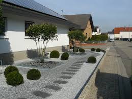 Geschickt Platziert Geben Die Taxus Kugeln Dem Vorgarten Den Richtigen Pfiff Vorgarten Garten Gartendach
