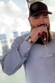 Leslie Sandifer's Instagram, Twitter & Facebook