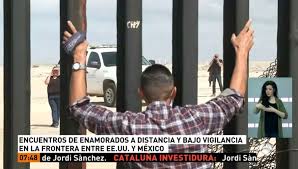 Ya fueron probados ocho prototipos, de entre 5,5 y 9. Una Pareja Se Saluda A Traves De La Valla Entre Mexico Y Estados Unidos A Dias De Que Trump Visite El Prototipo De Muro Que Quiere Construir