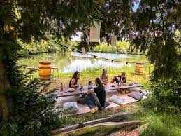 Ne pas sentir, tant que ce rêve dure, le temps durer ; La Riviere Au Bord De L Eau 1001salles