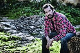 Τέλειωσε τη σχολή του κρατικού θεάτρου βορείου ελλάδος. Tasos Noysias Den Niw8w Syggenhs Me Bolemenoys Kai Anh8ikoys Eidhseis Athens Magazine