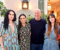 Her stepfather danny guynes didn't add much stability to her life. Quien Es El Misterioso Hombre Que Esta Con Demi Moore Durante La Cuarentena Aparte De Bruce Willis