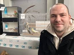 À la foire de printemps de Château-Gontier, des éleveurs passionnés et des  oiseaux multicolores