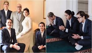 Rambut panjang dan lurus menjadi begitu populer di era ini.dalam perkembangannya tidak hanya rambut lurus saja, namun dengan sedikit gelombang dan poni yang agak panjang, bisa disingkap belah tengah atau dibiarkan begitu saja. 4 Hal Ini Jadi Bukti Bahwa Pernikahan Bunda Maia Bikin Bahagia Se Indonesia Raya Boombastis