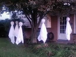 Hanging Tree Ghosts So Easy I Used Playground Balls And Spray Painted Them White After They Were D Outdoor Ghost Decoration Outdoor Halloween Outdoor Ghosts
