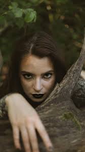 Snake Queen 🐍👑, Lorsque Emma se réincarne en serpent le temps d’un  shooting !, Un projet vidéo artistique en tête ? Viens m’en parler ,  🔸Agenda 2024 Ouvert 🔸, Modèles : @emmallifluous , Photographe : ...