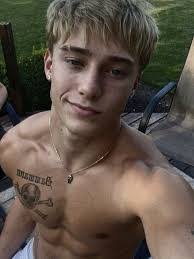 Devon Sawyer's Instagram, Twitter & Facebook