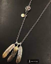 goro s 三特大羽毛組合 這是一條十分華麗的項鍊 由兩個先金特大羽毛和一個上金特大羽毛組裝而成 使用較大的ｗ圓扣配件固定在羽毛之間 以使 三個羽毛不會有重疊的問題 不過這實際上取決於您的喜好 但是建議那些想要清楚展示所有羽毛並希望它們看起來充滿