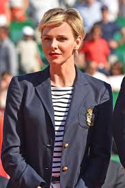 La jolie blonde est apparue avec le crâne à moitié rasé. Charlene De Monaco Canon Avec Une Nouvelle Coupe De Cheveux Plus Dore Nouvelle Coupe De Cheveux Coupe De Cheveux Charlene De Monaco