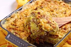 Perfetta come secondo o piatto unico, la sbriciolata patate e salsiccia con il suo cuore di provola filante è un piatto facilissimo da preparare e di scena, vi farà fare un figurone con i vostri ospiti! Sbriciolata Patate Salsiccia E Mozzarella Ricette Di Checucino It