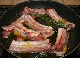 Gli ingredienti rigorosamente semplici e mediterranei sono gli stessi della pizza marinara e probabilmente la carne alla pizzaiola si chiama così proprio per questo motivo. Costine Di Maiale In Padella Ricetta Secondo Carne