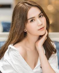 Many Vietnamese stars are embarrassed to be the 'third person'