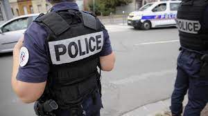 Un policier fait signe à son collègue et montre un homme. Un Policier Condamne A 18 Mois De Prison Avec Sursis Pour Avoir Matraque Une Gilet Jaune