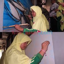 Lestarikan budaya kita email : Tuangkan Kreatifitas Murid Sd Muhammadiyah 9 Melukis Di Tembok Sekolah Klikkalsel Com