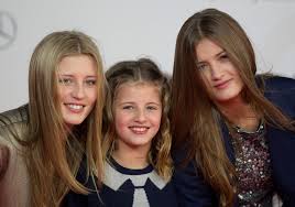 This page is based on the copyrighted wikipedia article luna_schweiger ; Luna Und Emma Schweiger Privat Strenger Papa So Steht Til Zu Den Freunden Seiner Tochter News De