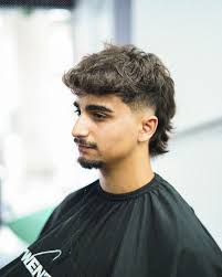 Se pensas que o Mullet é só uma moda passageira, pensa de novo! Queres  experimentar este clássico reinventado? Vem até nós e dá uma nova vida ao  teu visual! 💥🎸✂️