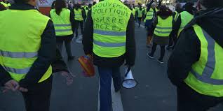 Des gilets jaunes auraient reçu «l'ordre de retirer leur gilet». Gilets Jaunes Apres Un Troisieme Samedi Noir L Executif Dans La Tourmente Cherche Une Reponse